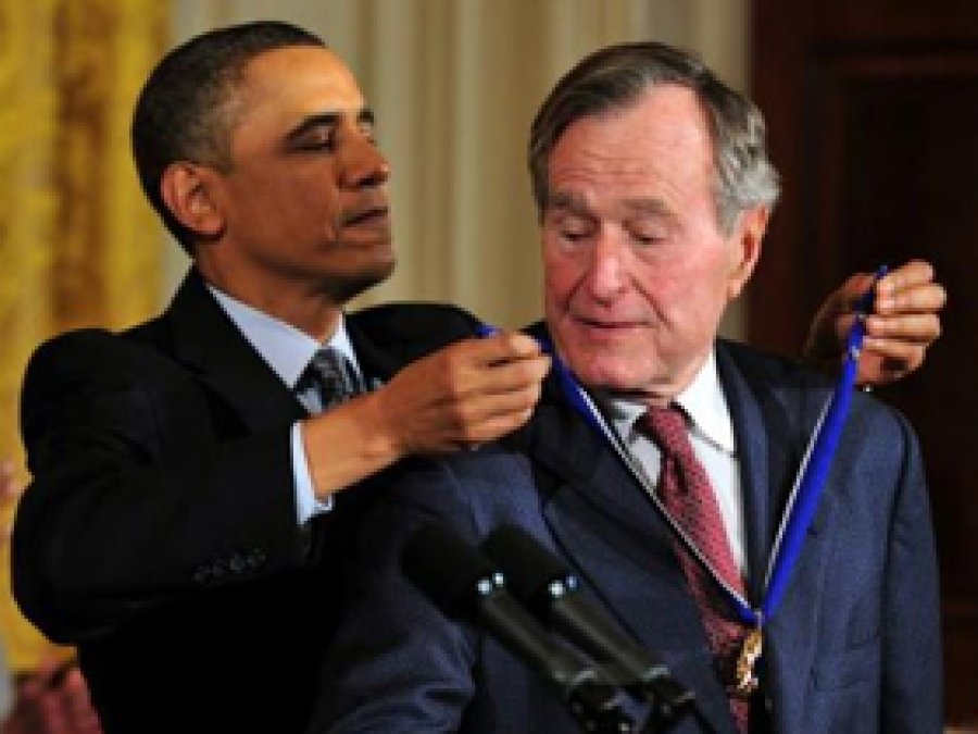Obama'dan Bush'a Yardımseverlik Ödülü