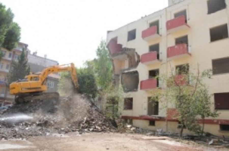 Subay Lojmanlarının Yıkımı Başladı