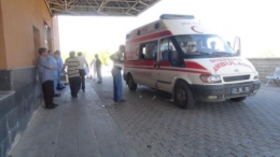 Araç Şarampole Yuvarlandı: 1 Ölü 2 Yaralı