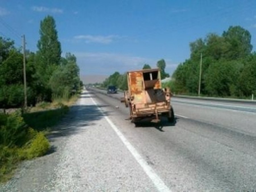 Yola Bırakılan Tarım Makinesi Tehlike Saçıyor