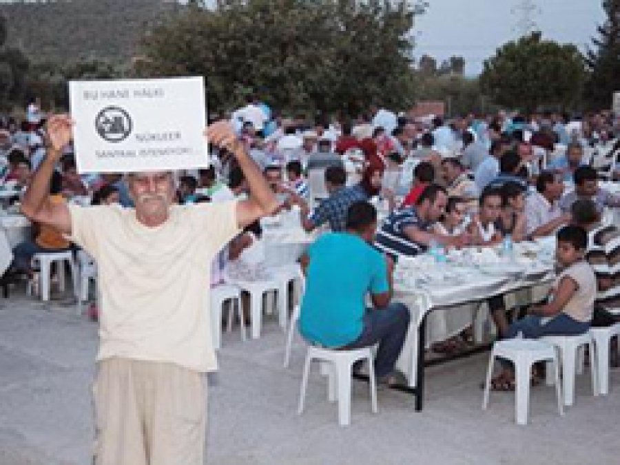 Nükleer Karşıtları İftar Yemeğini Protesto Etti