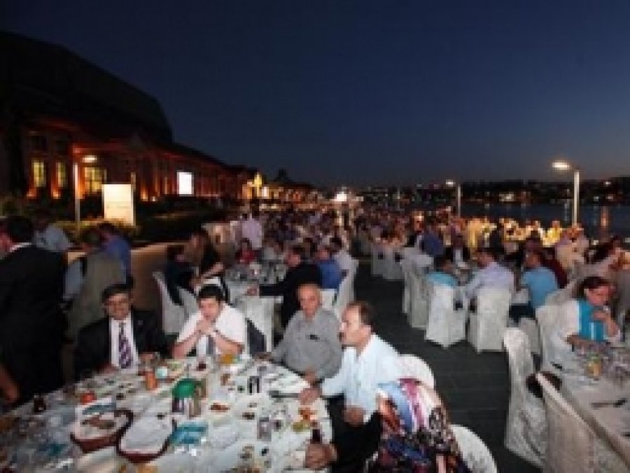 Topbaş, Istanbul Muhtarlarıyla İftarda Buluştu