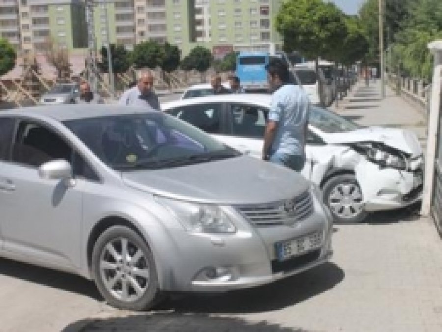 Önce Otomobile Ardından Duvara Çarptı