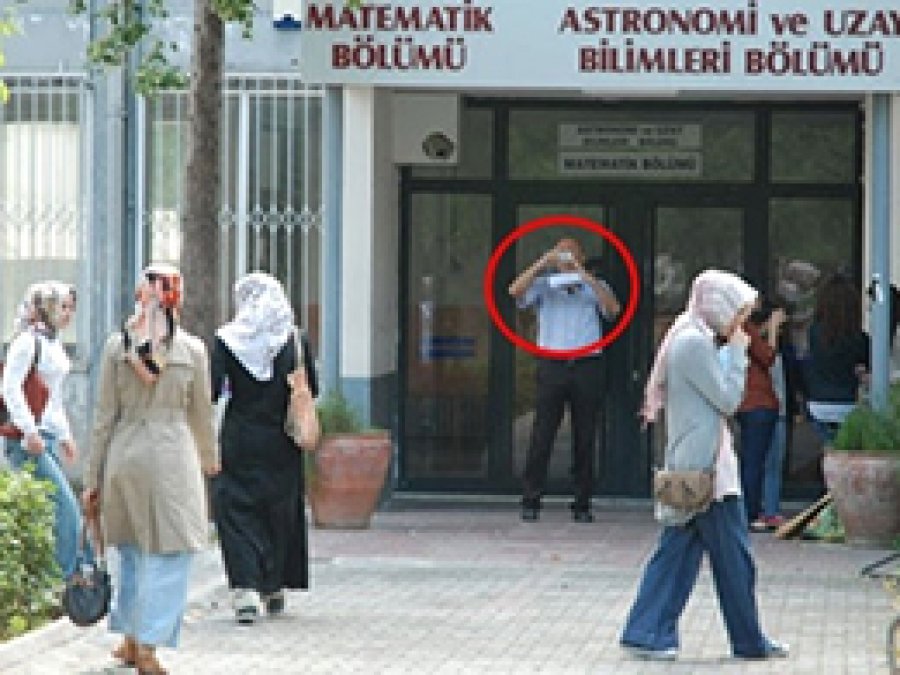 Başörtülü Öğrencileri Engelleyen Profesöre Ceza