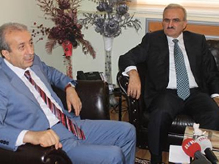 'Adeviye'dekiler Yakıp Yıkmıyor, Kur'an Okuyor!'