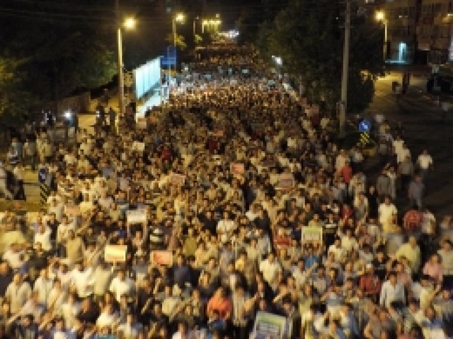 Amed'te Onbinler Darbecileri Lanetledi