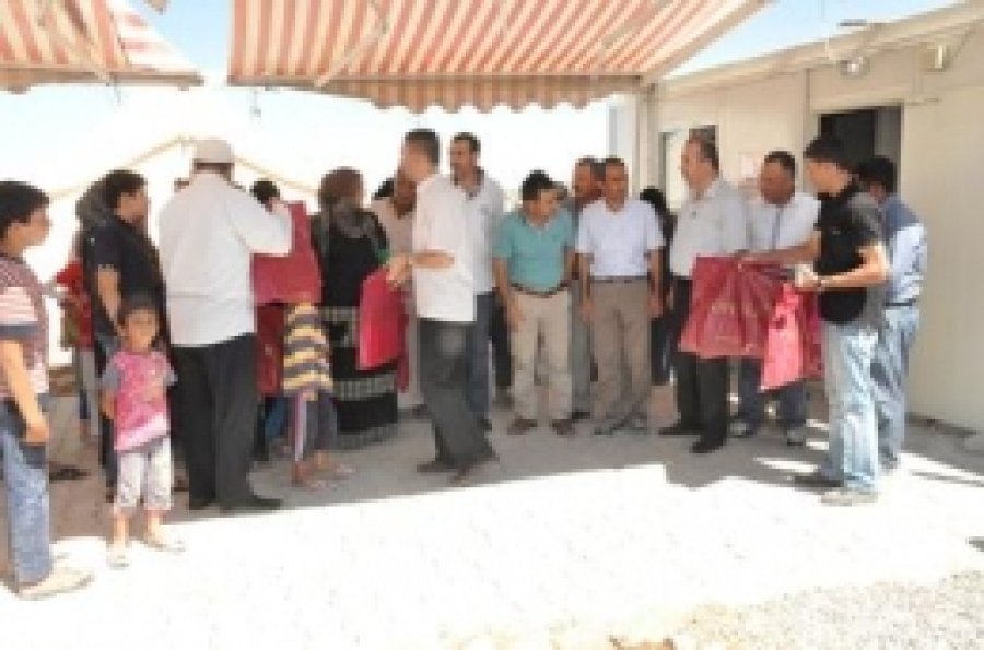 Suriyeli 20 Bin Kadına Eşarp Dağıtıldı