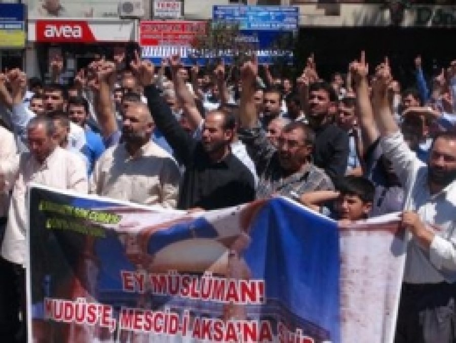 İsrail Küstahlığını Müslümanların Dağınıklığından Alıyor