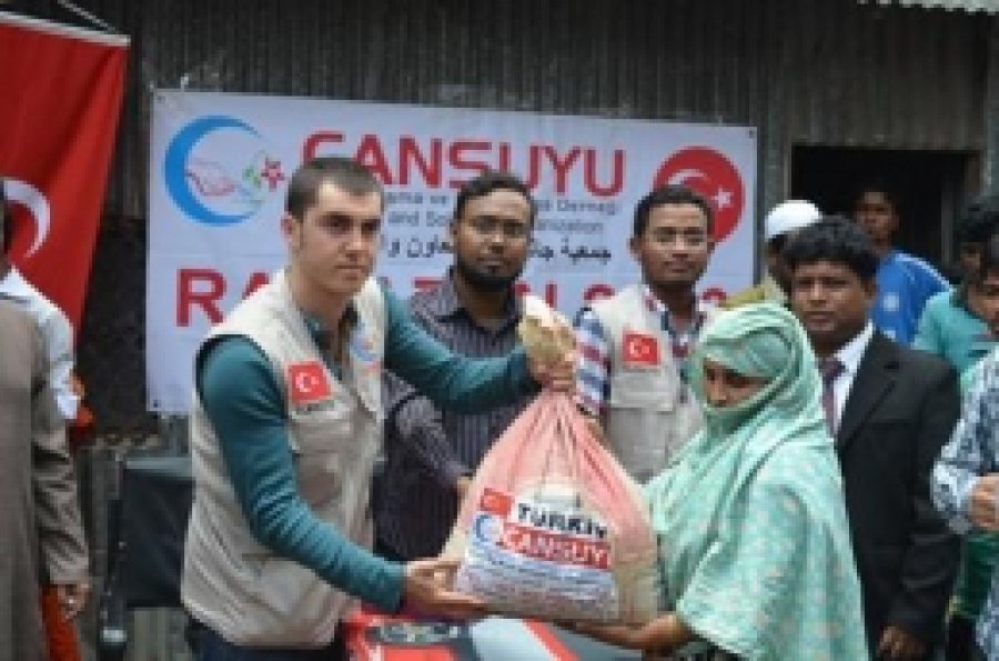 Bangladeş'te 10 Bin Kişiye Ramazan Yardımı