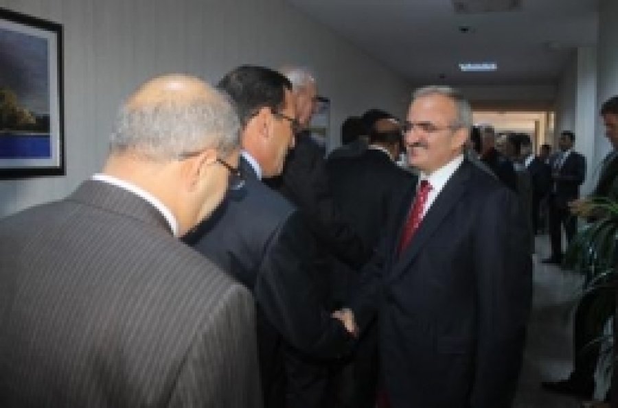 Vali Karaloğlu, Van'daki Son Bayramını Kutladı