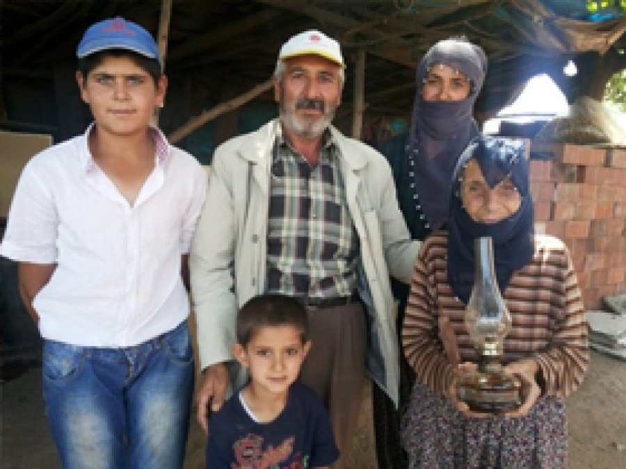 Üç Yıldır Elektriksiz Yaşamlarını Sürdürüyorlar