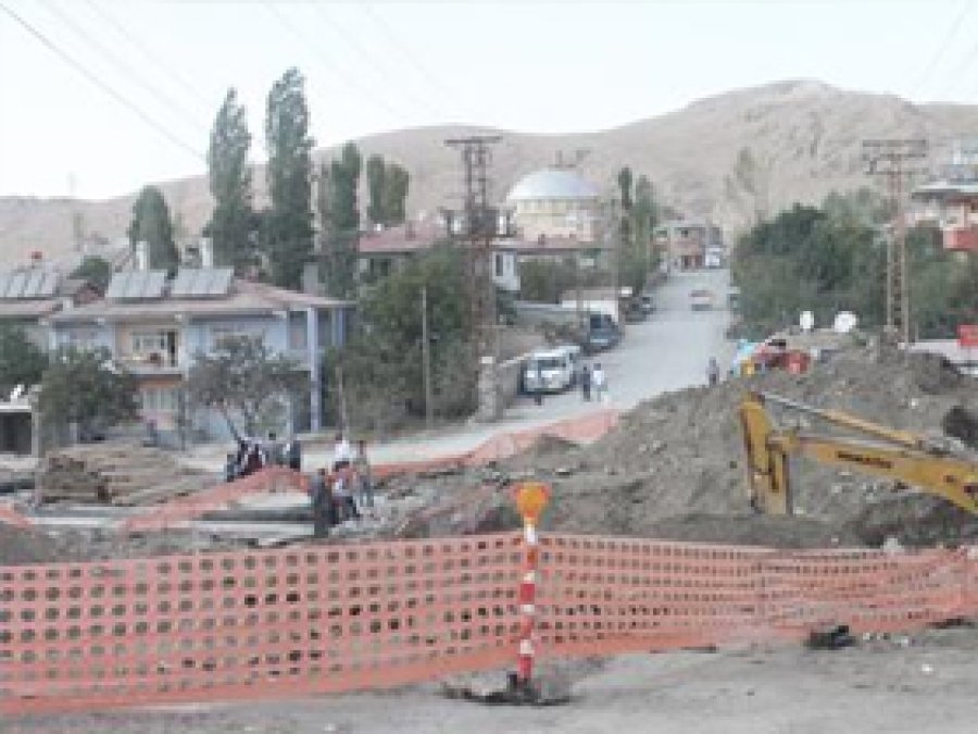 Mahalleli Su ve Yol İstiyor