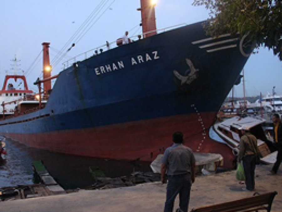 Beykoz Açıklarında Kuru Yük Gemisi Karaya Oturdu