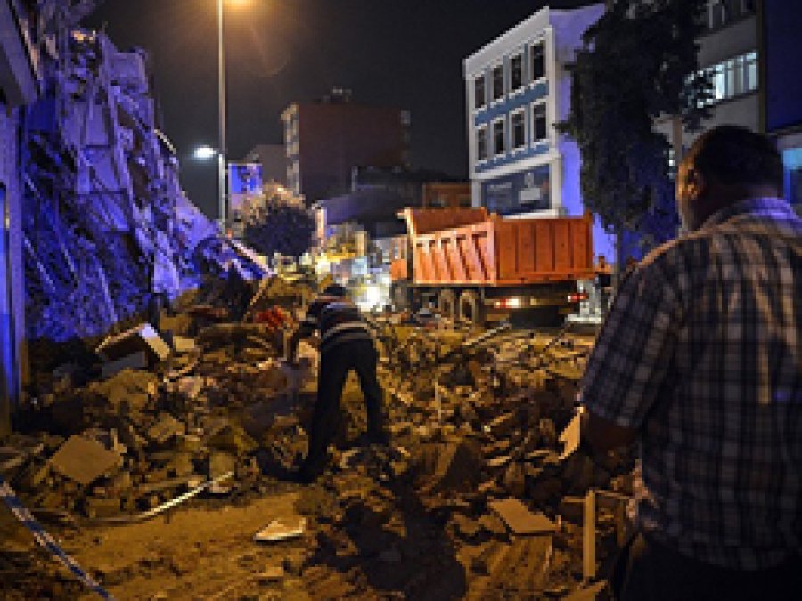 Kasımpaşa'da 4 Katlı Bina Çöktü
