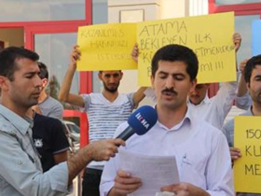 Kürtçe Öğretmenleri Diplomalarını İstiyor