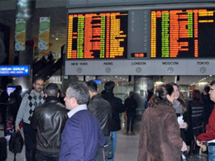 İzmir'de Uçak Seferleri İptal Edildi