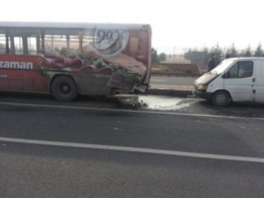 Minibüs Halk Otobüsüne Çarptı