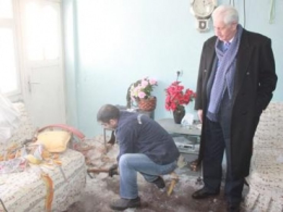 Su Borusu Patlayan Ev Buz Pistine Döndü