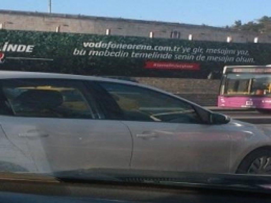 Vodafone'den Çirkin Reklam Afişi 