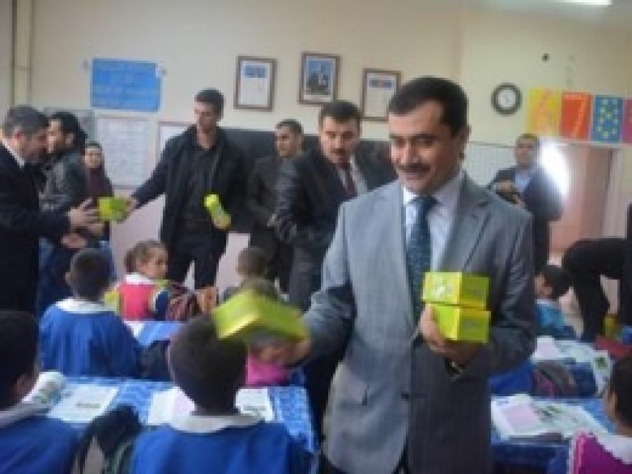 Tasarruf Bilinci İçin Öğrencilere Ampul Dağıtıldı