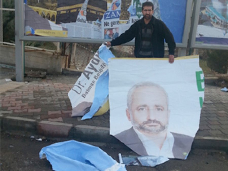 HÜDA PAR'ın Yırtılan Billboard Afişlerine Tepki 