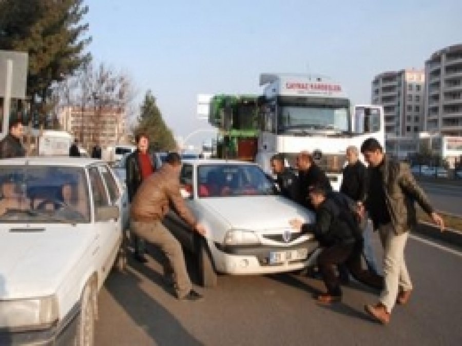 Yolun Ortasına Park Edilen Araç Zor Anlar Yaşattı
