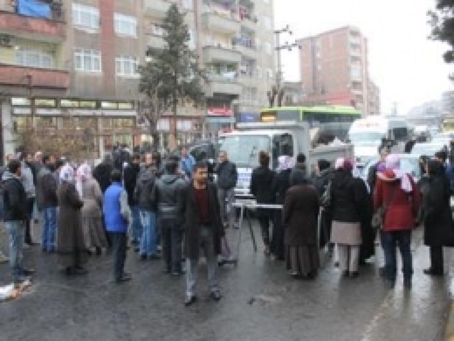 Mağdur Edilen Bina Sakinleri Yolu Trafiğe Kapattı