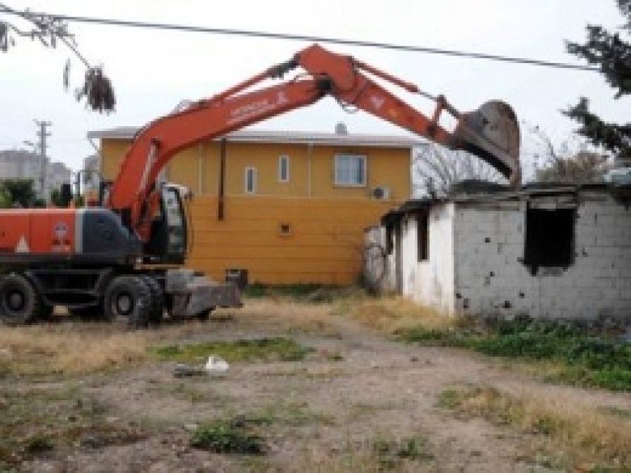 Mersin'de Metruk Binalar Yıkılıyor 