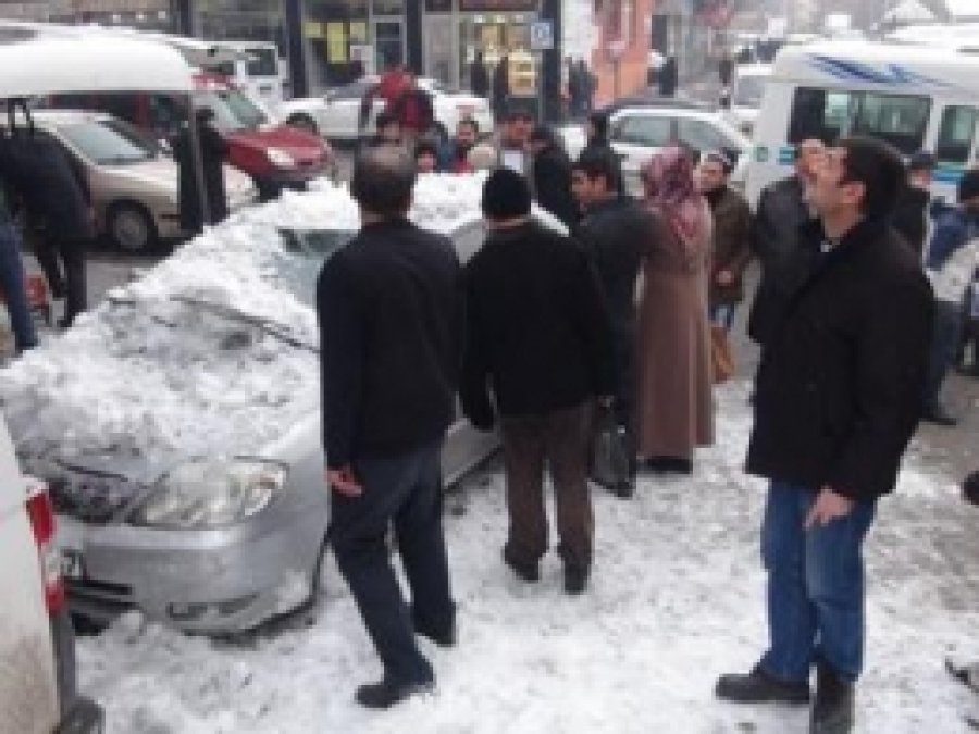 Çatıdaki Kar Tehlike Oluşturuyor