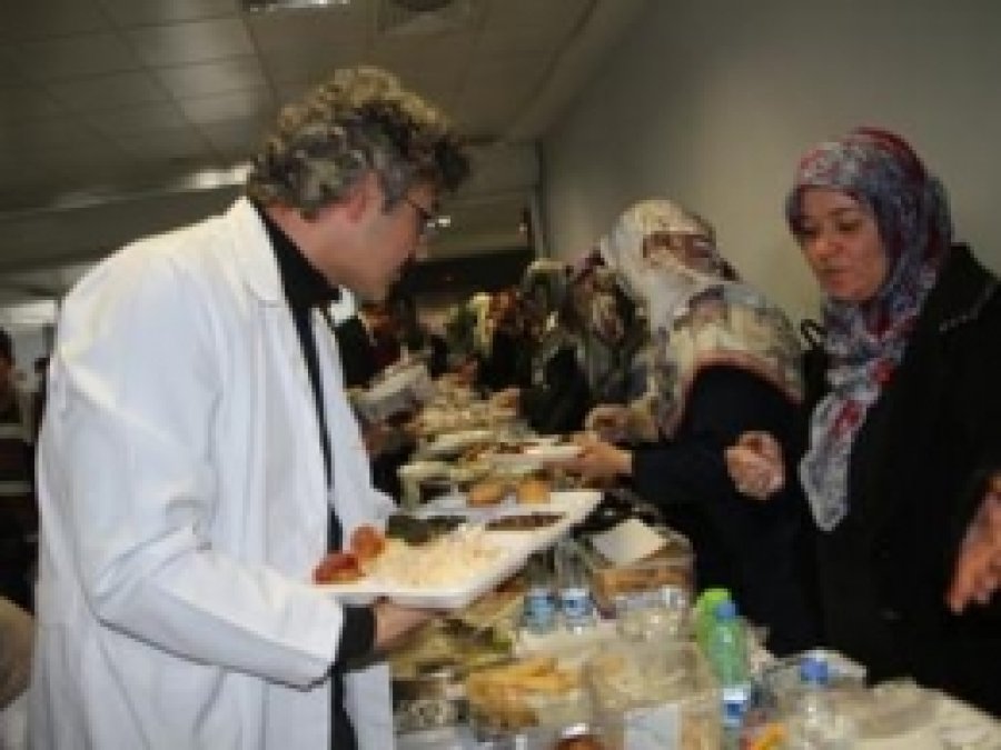 Hastane Çalışanları Suriye Yararına Kermes Düzenledi
