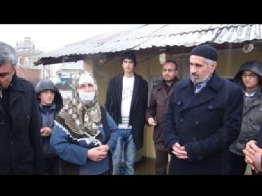 Hüda Par, Evini  Su Basan Aileyi Ziyaret Etti 