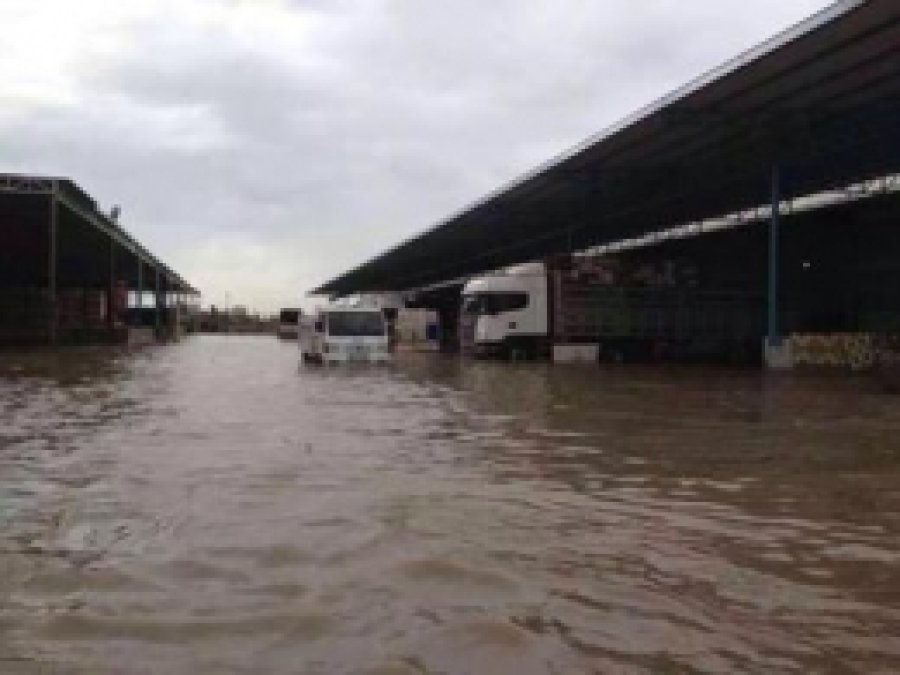 Tarsus Yaş Sebze Ve Meyve Hali'ni Su Bastı