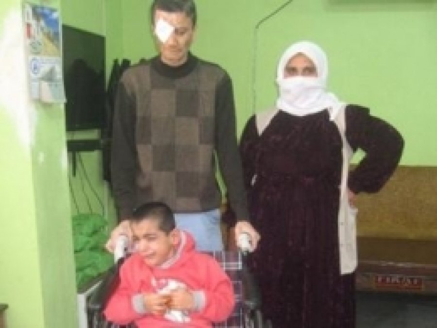 Engelli Çocuğa Tekerlekli Sandalye Hediye Edildi