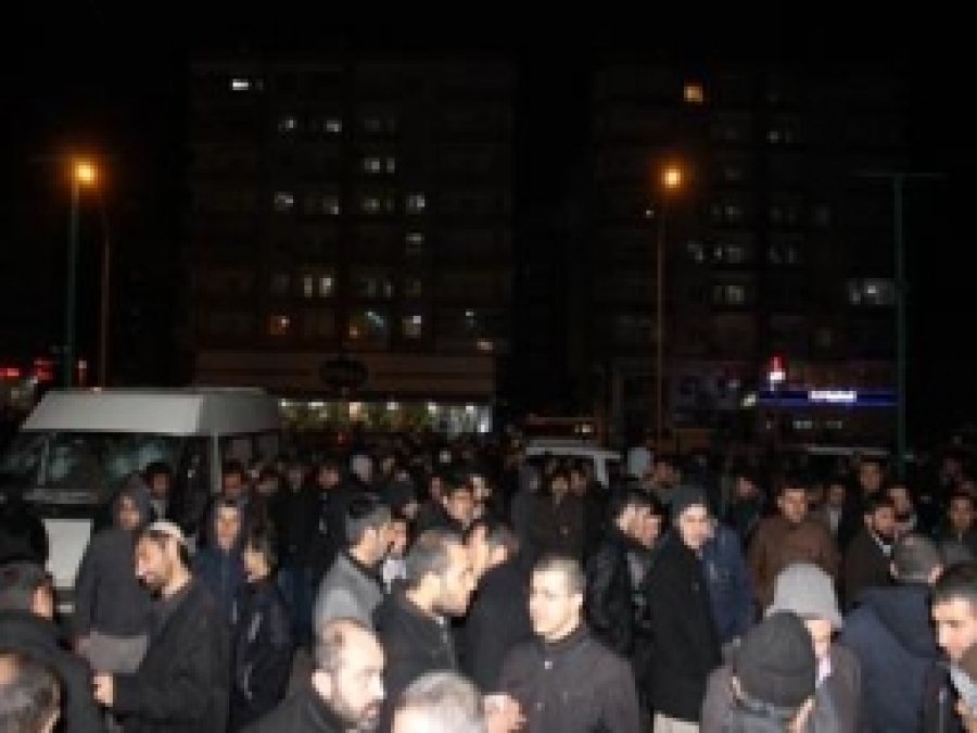 Halk HÜDA PAR Binası Önünde Toplanıyor