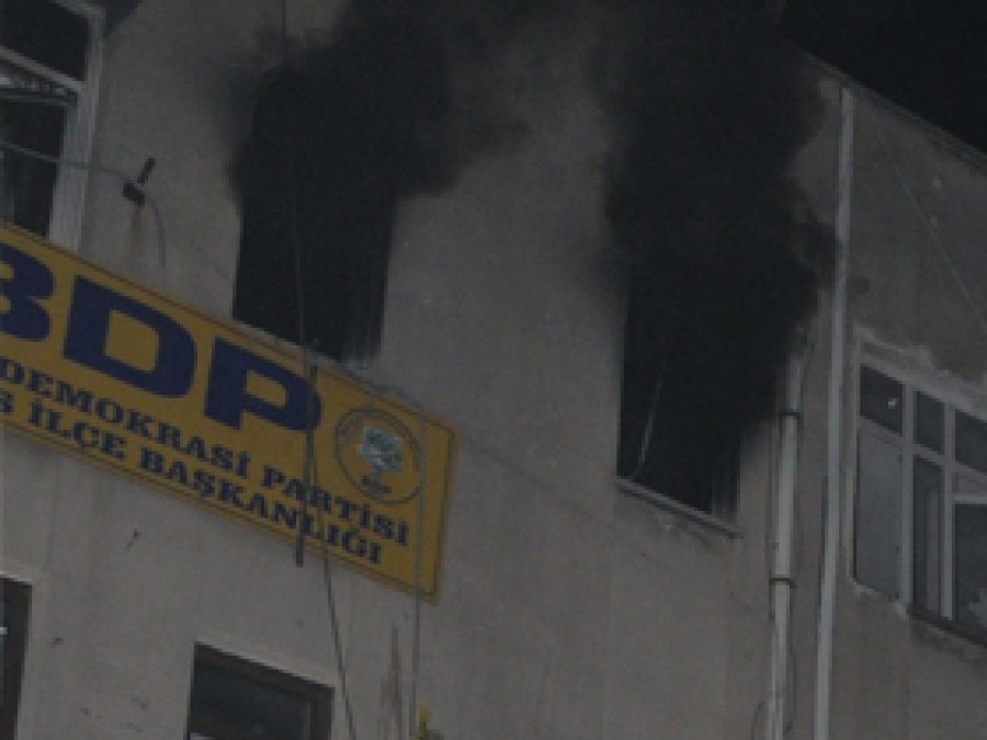 Tarsus'ta BDP Binası Ateşe Verildi