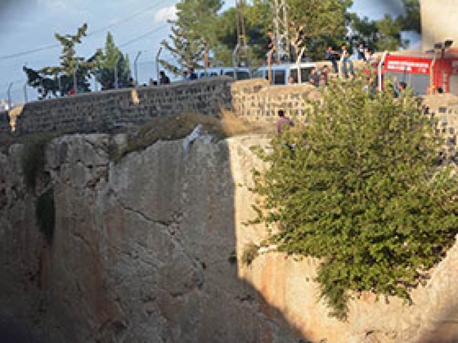Urfa Kalesi'nde İntihar Girişimi