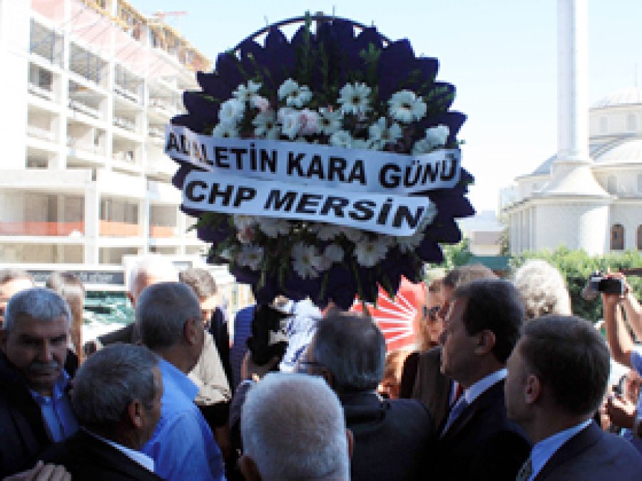17 Aralık Kararına Siyah Çelenkli Protesto