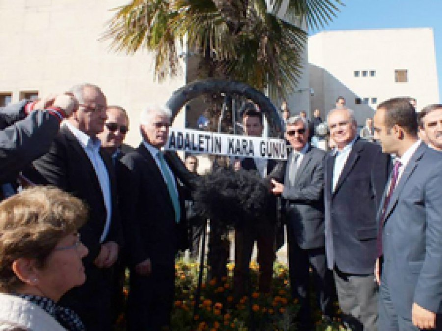 Bursa Adliyesinde Siyah Çelenkli Protesto 