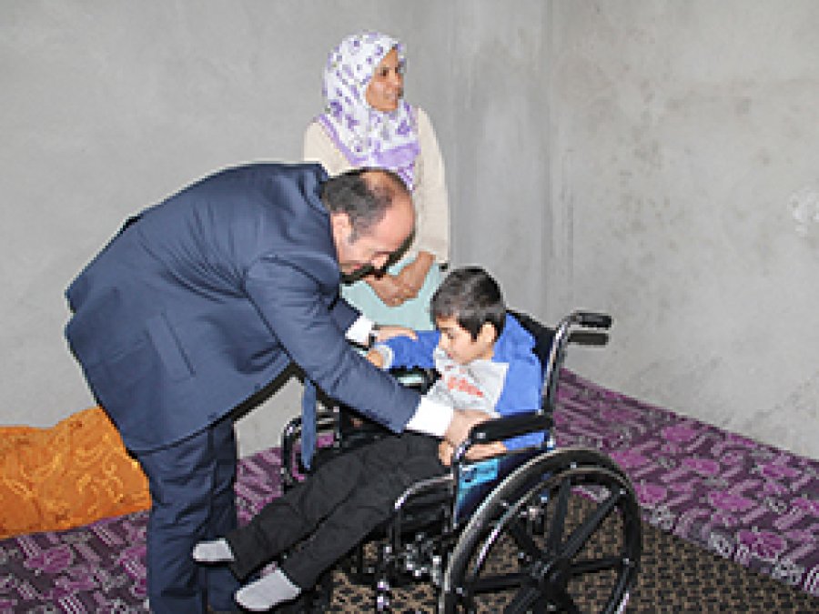 Engellilere Tekerlekli Sandalye Yardımı
