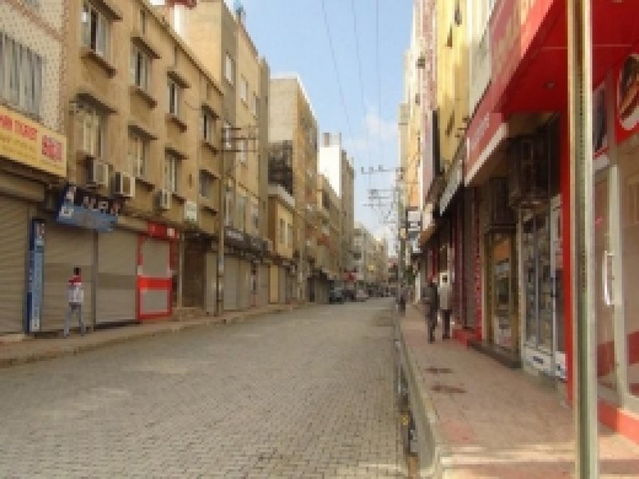 Nusaybin'de Tedirgin Esnaf Kepenk Açamadı 