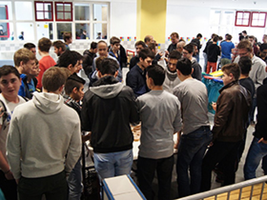 İnnsbruck'ta Bir Lisede Aşura Dağıtıldı 