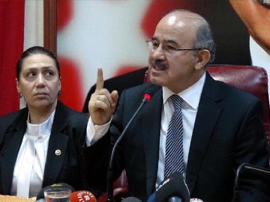 Çelik: İnsanları Silahla Tehdit Etmeyin