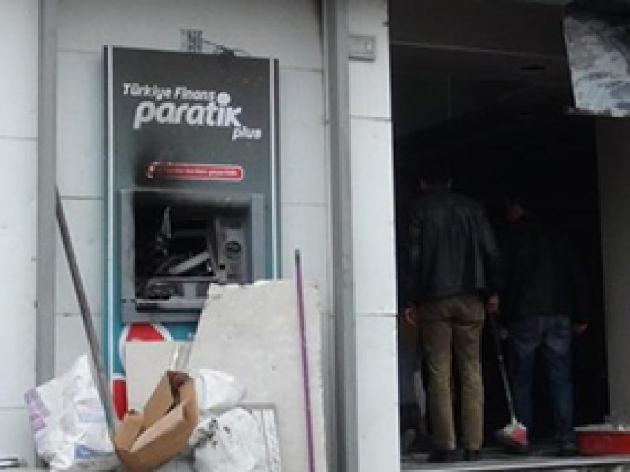 Batman'da Yakılan Bankalar Tamir Ediliyor