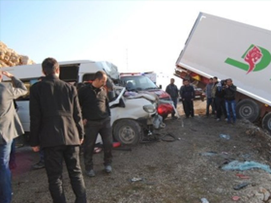 Hakkari'de Minibüs Tırla Çarpıştı: 2 Ölü