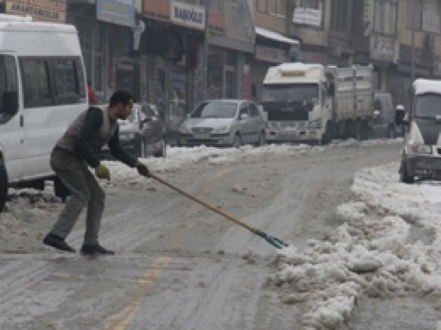 Hakkari'de 7 Köy 14 Mezra Yolu Kapandı