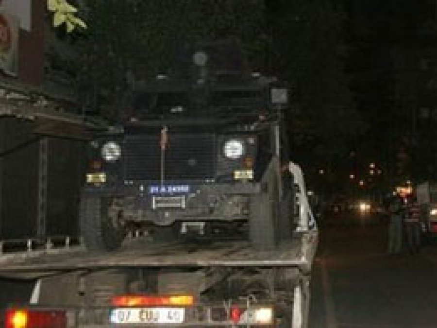 Diyarbakır'da Polis Aracına Bombalı Saldırı