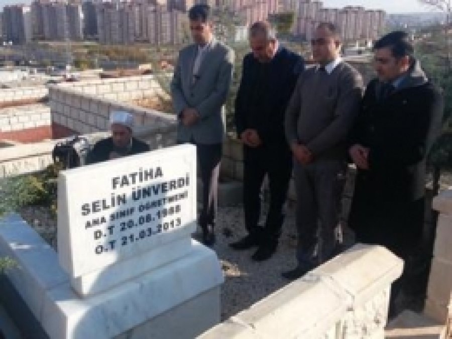 Hayatını Kaybeden Öğretmenler Mezarları Başında Dualarla Anıldı  