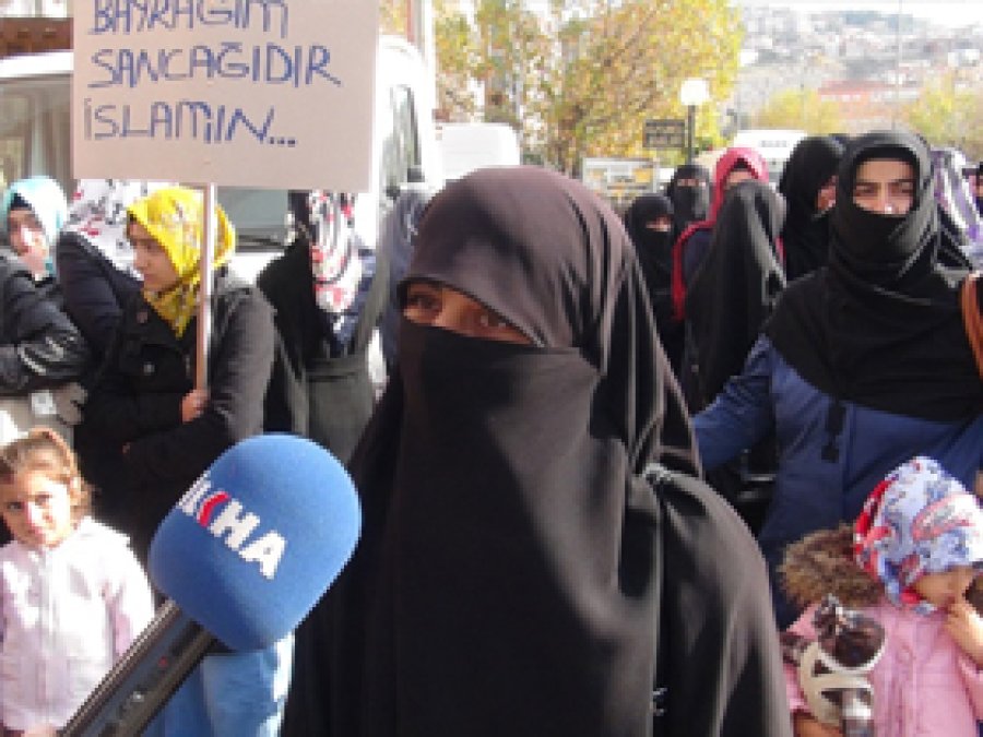 Mardinli Kadınlar Tesettüre Sahip Çıktı