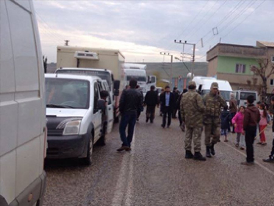Cizre'de Köylüler Yol Kapattı