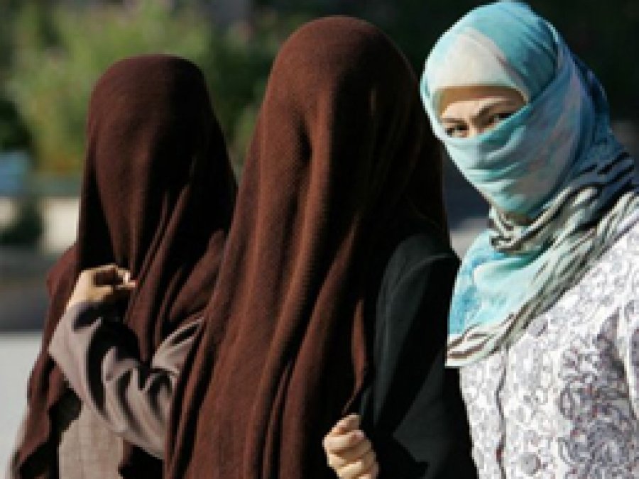Çin Şincan'da Peçeyi Yasaklıyor